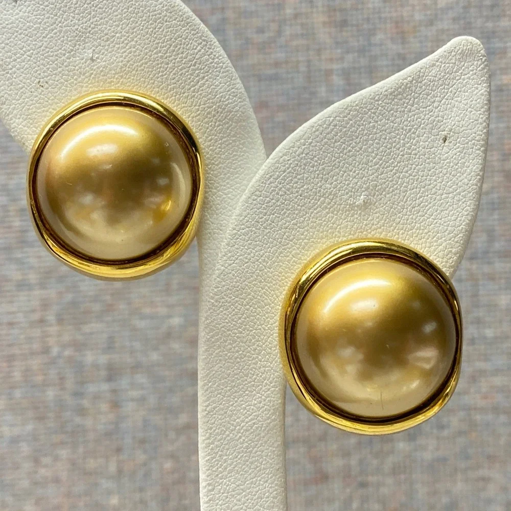 Vintage Carolee Classic Gold Tone Faux Pearl Button Clip On Earrings Designer - Picture 1 of 11